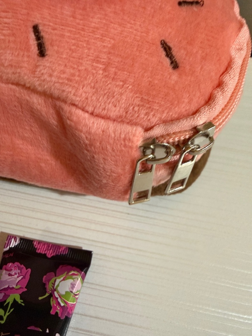 Betsy Johnson, mini hand creams with cute dessert bag unbranded - Picture 5 of 6